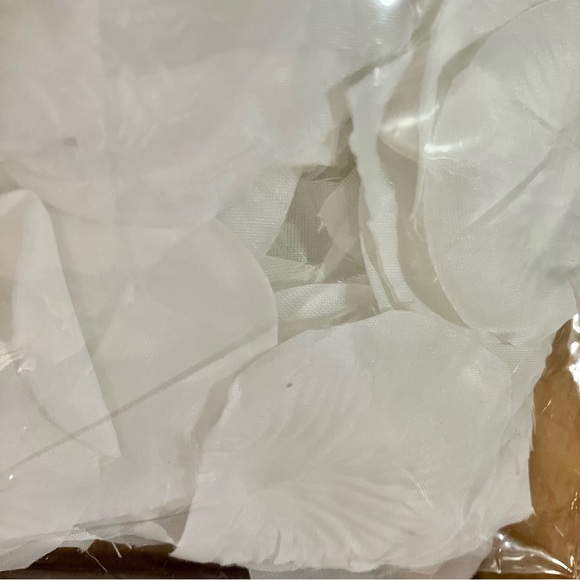 Details White Faux Rose Petals - 300 Count - NWT - Picture 5 of 6